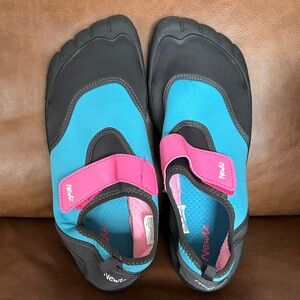 NEWTZ women’s water shoes size 11/12